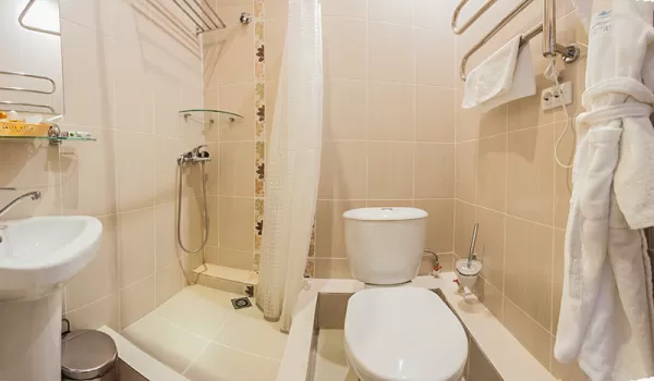 Ванная комната номера 1-местный стандарт+ малый в санатории Бештау города Железноводск - фотография