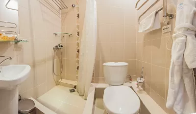 Ванная комната номера 1-местный стандарт+ малый в санатории Бештау города Железноводск - фотография